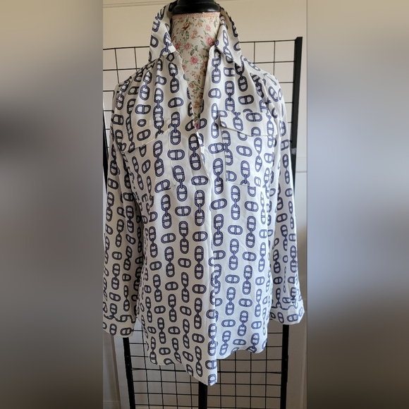 Ann Taylor Tops - Ann Taylor VWhite Shirt with Navy Chain Print - Classic- Size Small Petite